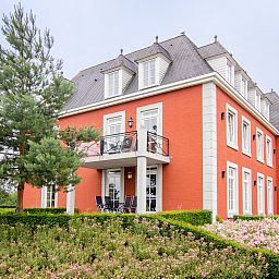Gezellige zithoek met open haard in 4-persoons appartement Kasteeldomein De Cauberg, Zuid Limburg.