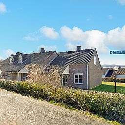 Detail der Sitzecke in Hoog Vaals 2-Bett-Bungalow 2C1, mit einer warmen Atmosphaere in Vaals, Suedlimburg.