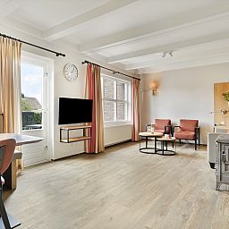 Geraeumiges Wohnzimmer mit viel Licht im Hoog Vaals 2-Bett-Bungalow 2C1, gelegen im malerischen Vaals, Suedlimburg.