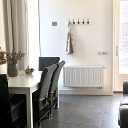Gezellige eetruimte in Vakantiehuis in Scheulder, Zuid Limburg, met lichtinval.