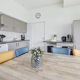 Moderne keuken van Anemoon 12 bungalow in Walem, Zuid Limburg met stijlvolle eethoek en praktische voorzieningen.