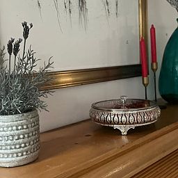 Atmospheric decoration in a holiday home in Beutenaken, South Limburg, with an elegant vase and lavender on a wooden mantelpiece.