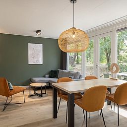 Gezellige woonkamer van Bungalow 4 in Vlierden, De Peel, Noord Brabant met modern interieur en uitzicht op de groene omgeving.