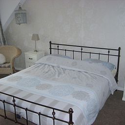 Comfortable bedroom in B&B at Kaat, Liessel, De Peel, with a stylish metal bed and soothing furnishings.