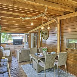 't Heische hofje in Zeeland, De Peel, Noord Brabant biedt een gezellige veranda voor ontspanning in een rustieke vakantiehuisomgeving.