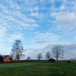 Blick auf die laendliche Umgebung des Ferienhauses in Deurne, De Peel, Nordbrabant.