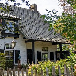 Charmant vakantiehuisje in Deurne, De Peel, Noord Brabant, omgeven door groene natuur en rustieke tuin.