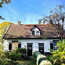 Charmant vakantiehuis in De Rips, De Peel, omgeven door weelderige tuinen.