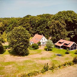 Luchtfoto van Vakantiehuis in De Rips, Noord Brabant, omringd door bosrijke natuur.