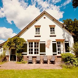 Gezellige buitenruimte van Vakantiehuis in De Rips, ideaal voor ontspanning.