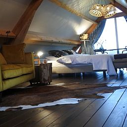Gezellige slaapkamer in Vakantiehuisje in Lage Mierde, met houten details in de Kempen, Noord Brabant.
