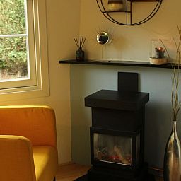 Gezellige binnenruimte met open haard in Huisje in Lage Mierde, Kempen, Noord Brabant.