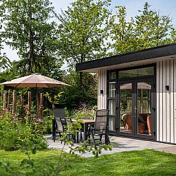 Terrasse des Bosvlucht 6 Personen Ferienhauses in Lage Mierde, umgeben von Natur.