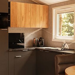 Moderne Kueche in Cottage in Bergeijk, einem Ferienhaus in den Kempen, Nordbrabant, mit stilvoller Einrichtung und Blick auf die Natur.