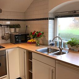 Moderne keuken in Huisje in Baarle-Nassau, vakantiewoning in Kempen, met uitzicht op de groene velden.