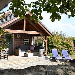 Veranda des Ferienhauses in Baarle Nassau, umgeben von Natur in Kempen, Nordbrabant.