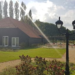 Rustikaler Aussenbereich mit Laterne im Haus in Baarle-Nassau, Ferienhaus in Baarle-Nassau.