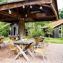 Geniessen Sie die Ruhe auf der Terrasse des Ferienhauses in Oirschot, das in der gruenen Umgebung von Kempen in Nordbrabant liegt.