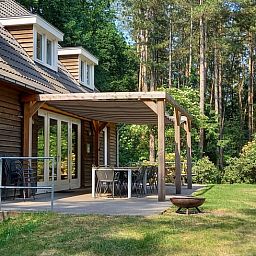 Terras met zitgelegenheid bij Vakantiehuisje in Luyksgestel, perfect voor buiten dineren.
