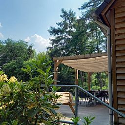 Veranda van Vakantiehuisje in Luyksgestel met uitzicht op de groene omgeving in de Kempen.