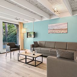 Comfortable sitting area in Het Vennenbos bungalow, ideal for relaxation in Hapert.