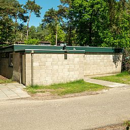 Dining area with modern decor in Het Vennenbos bungalow in North Brabant.