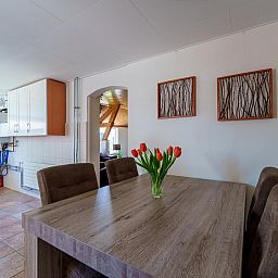 Essecke in der Kueche von Achter de Vijf Linden, Ferienhaus in Knegsel, Nordbrabant.