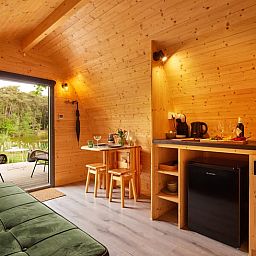 Gezellige eethoek met uitzicht op de natuur in Huisje in Oisterwijk, vakantiehuis in het Hart van Brabant, Noord Brabant.