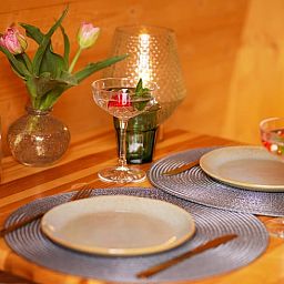 Stijlvolle tafelsetting in Huisje in Oisterwijk, een vakantiehuis in Oisterwijk, Noord Brabant, met aandacht voor detail.