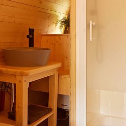 Moderne badkamer van Huisje in Oisterwijk, vakantiehuis in het Hart van Brabant, Noord Brabant, met houten afwerking.