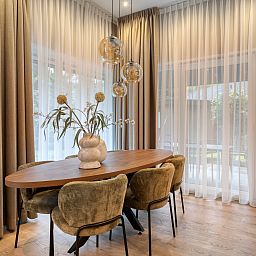 Stijlvolle eethoek in vakantiehuis Bosven, Oisterwijk, Hart van Brabant. Geniet van luxe en comfort in deze moderne binnenruimte.