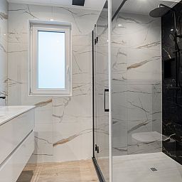 Luxe badkamer in vakantiehuis Bosven, Oisterwijk, Hart van Brabant met moderne douche en marmeren afwerking voor ultiem comfort.