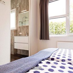 Z Module 6 personen Wellness in Cromvoirt, slaapkamer met en-suite badkamer, perfect voor een ontspannen verblijf in Noord Brabant.