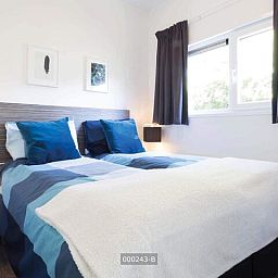Schlafzimmer im Modul 5 Personen Ferienhaus, Cromvoirt, Nordbrabant, mit bequemem Doppelbett und natuerlichem Licht.