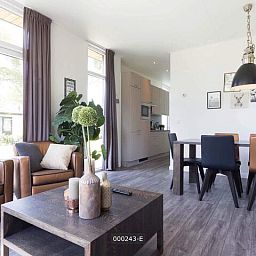 Stilvolles Wohnzimmer im Modul 5 Personen Ferienhaus in Cromvoirt, Nordbrabant, mit moderner Einrichtung und viel natuerlichem Licht.