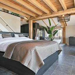 Stilvolles Badezimmer in einem Ferienhaus in Moergestel, im Herzen von Brabant, mit Designer-Badewanne und Glasdusche.