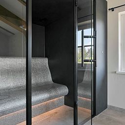 Offenes Wohnzimmer im Ferienhaus in Moergestel, Herz von Brabant, mit Blick auf den Garten.