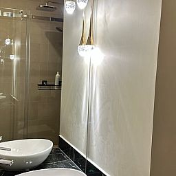 Stijlvolle wastafel in de badkamer van Huisje in Moergestel, vakantiehuis in Moergestel, Noord Brabant.