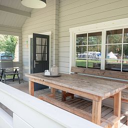 Veranda der Finnischen Lodge Plus in Chaam, im Herzen von Brabant. Geniessen Sie die Ruhe und die Natur in diesem komfortablen Ferienhaus in Nordbrabant.