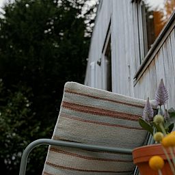 Gezellig hoekje met stoel en bloemen bij Vakantiehuis in Diessen, Noord Brabant.