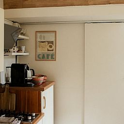 Moderne keuken in Vakantiehuis in Diessen, Noord Brabant, met houten details.