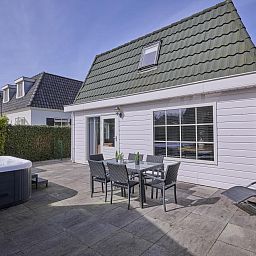 Terras van 't Kaatsheuveltje 1 vakantiehuis in Kaatsheuvel, Hart van Brabant, Noord Brabant met jacuzzi en tuinmeubelen