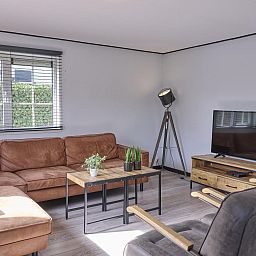 Gezellige woonkamer van 't Kaatsheuveltje 1 vakantiehuis in Kaatsheuvel, Hart van Brabant, Noord Brabant met comfortabele zithoek