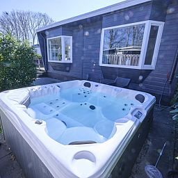 Entspannen Sie sich im Jacuzzi im Kaatsheuveltje 6, Ferienhaus in Kaatsheuvel, Hart van Brabant, Nordbrabant.