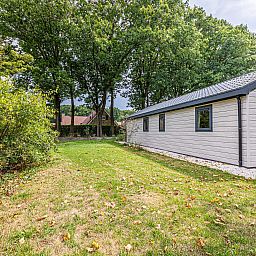 Rckseite des Chalets in Kaatsheuvel, umgeben von Natur in Hart van Brabant, Nordbrabant.