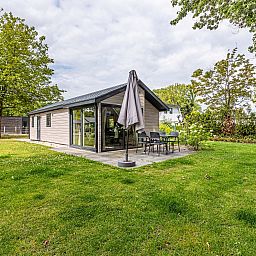 Terrasse von Chalet in Kaatsheuvel, Ferienhaus mit Garten in Hart van Brabant, Nordbrabant.