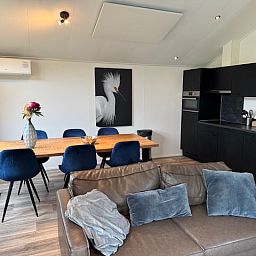 Gemtliches Wohnzimmer im Chalet in Kaatsheuvel mit komfortabler Sitzecke in Nordbrabant.