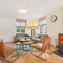 Gemtliches Wohnzimmer eines freistehenden Hauses in Kaatsheuvel, Nordbrabant, mit moderner Einrichtung und gemtlichem Kamin.