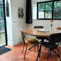 Cozy dining area in Cottage in Kaatsheuvel, vacation home in Kaatsheuvel, North Brabant.