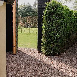 Eingang zum Ferienhaus in Leende, umgeben von viel Gruen und rustikalen Wegen, im Herzen von Brabant, Nordbrabant gelegen.